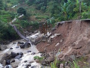 2 Desa di Cianjur Diterjang Bencana, Jembatan Ambruk-Bangunan SMP Rusak