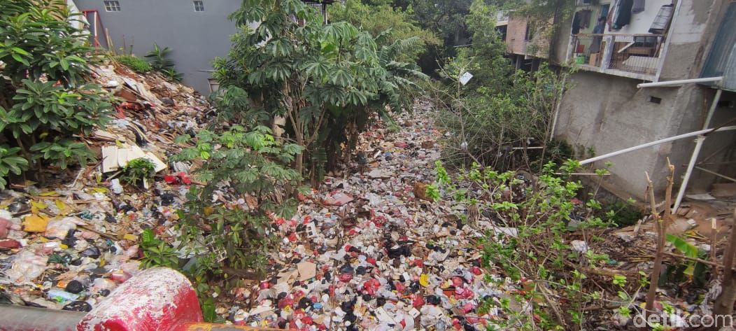 Kali Baru Timur atau Kali Baru Cijantung, di Tugu, Cimanggis, Kota Depok, penuh sampah, pada 22 Januari 2021. (Taufieq Renaldi Arfiansyah/detikcom)