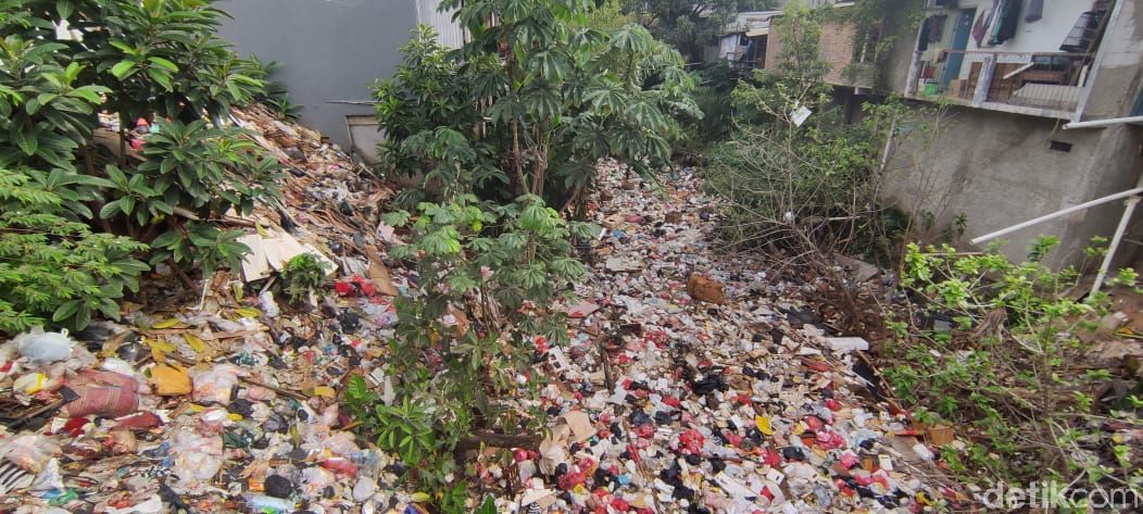 Kali Baru Timur atau Kali Baru Cijantung, di Tugu, Cimanggis, Kota Depok, penuh sampah, pada 22 Januari 2021. (Taufieq Renaldi Arfiansyah/detikcom)