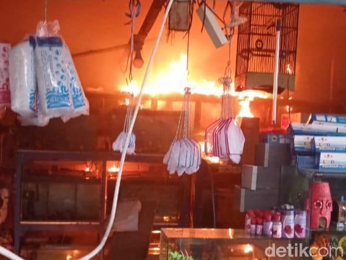 Kebakaran terjadi di Pasar Ikan Hias Gunungsari, Wonokromo Surabaya