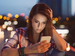 3 Bahasa Tubuh Digital Dia Tak Serius Menyukaimu, Meskipun Selalu Balas Chat