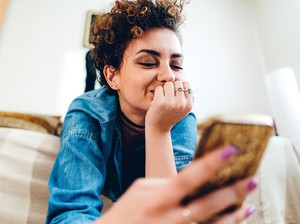 Komunikasi Daring Makin Populer, Ini Kelebihan Dan Kekurangannya