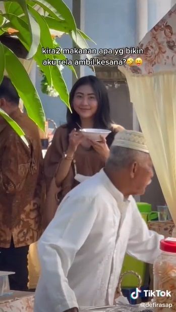 Pengalaman Makan Kondangan di Tengah Banjir