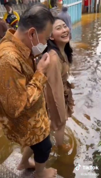 Pengalaman Makan Kondangan di Tengah Banjir