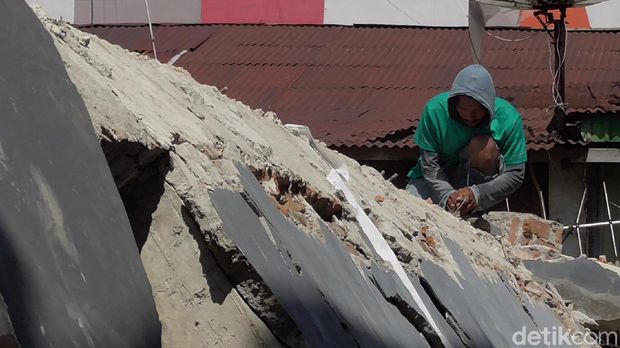 Korban gempa Sulbar terpaksa mengambil besi bangunan yang runtuh untuk dijual demi bertahan hidup.