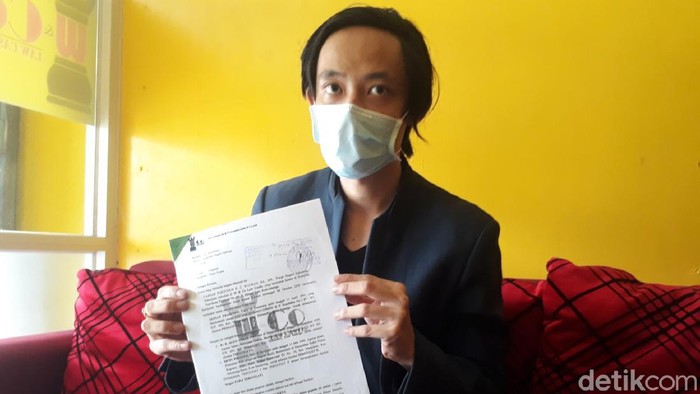 Kuasa hukum anak gugat orang tua di Salatiga menunjukkan materi gugatannya, Jumat (22/1/2021)