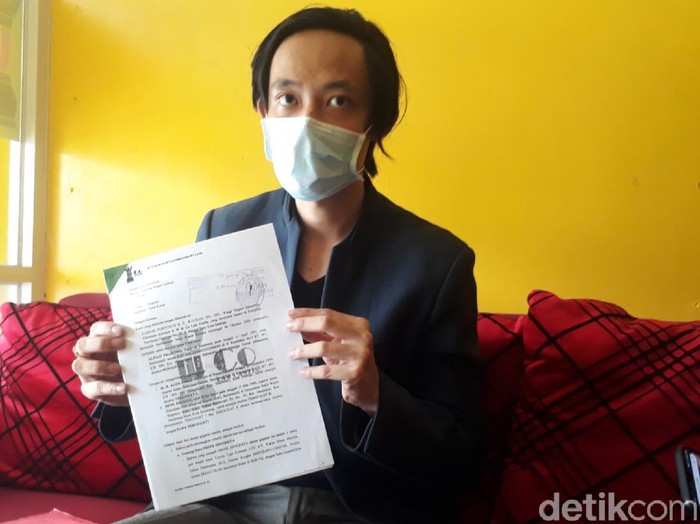 Kuasa hukum anak gugat orang tua di Salatiga menunjukkan materi gugatannya, Jumat (22/1/2021)