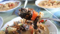 Kalau suka pedas, bisa tambahkan sambal cabe merah yang sedikit cair. Tapi sengatan rasa pedas dari sambal dan kuah soto yang gurih, membuat rasa soto Betawi di sini semakin enak.  Foto: detikFood