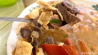 Satu porsi soto Betawi, diisi dengan potongan daging sapi yang cukup besar dan banyak.  Lengkap dengan emping yang tak pelit. Foto: detikFood