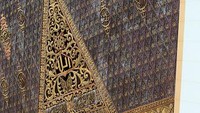 Selain atapnya yang berupa rumah khas minang, ada pula oengginaan ukiran hingga kaligrafi pada dinding bagian luar. (Getty Images/Ali Trisno Pranoto)