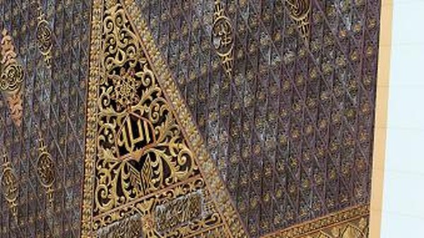 Selain atapnya yang berupa rumah khas minang, ada pula oengginaan ukiran hingga kaligrafi pada dinding bagian luar. (Getty Images/Ali Trisno Pranoto) Selain atapnya yang berupa rumah khas minang, ada pula oengginaan ukiran hingga kaligrafi pada dinding bagian luar. (Getty Images/Ali Trisno Pranoto)