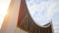 Arsitektur dari masjid ialah Rizal Muslimin. Dia memenangkan sayembara desain Masjid Sumatera Barat yang diikuti oleh 323 arsitek.(Getty Images/Ali Trisno Pranoto)