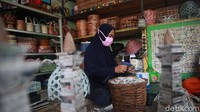Jenis kreasi yang diberi nama Kreasi Menik tersebut mencapai lebih dari 50 macam seperti kotak tisu, kotak perhiasan, tempat kartu nama, wadah skincare, toples permen, dan wadah buah.   