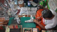 Tri Sugiarti memperoleh barang baku sampah dari warga yang dikumpulkan dalam konsep Bank Sampah. 