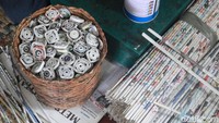 Kemudian, sampah tersebut diolah menjadi kerajinan dengan memberdayakan tetangga sekitar. 