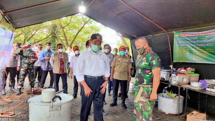 Menko PMK saat mengunjungi lokasi pengungsian banjir Kalsel (Risanta/detikcom)