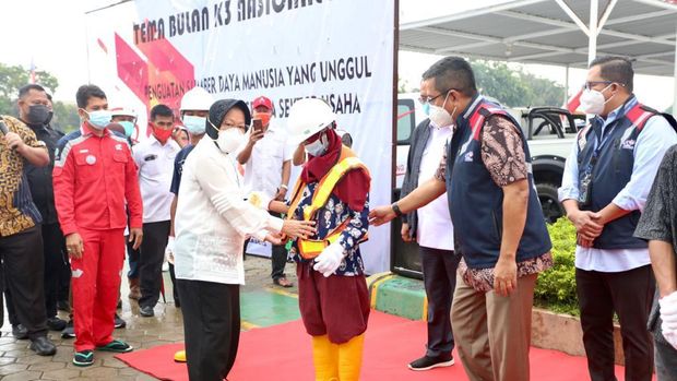 Mensos Risma kirim 15 orang eks pemulung-pengamen kerja di BUMN