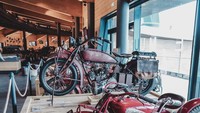 Hingga kini pihak berwenang masih mencari penyebab kebakaran tersebut. Diperkirakan ratusan barang koleksi museum musnah dilalap api, termasuk 230 sepeda motor bersejarah, replika, dan mobil antik yang langka.  Foto: Instagram @crosspoint.tirol