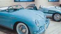 Museum ini juga menyimpan beberapa koleksi mobil antik. Foto: Instagram @crosspoint.tirol