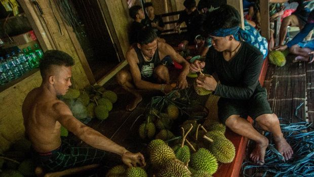 Warga Suku Baduy Luar menunjukan buah durian yang akan dijualnya di Desa Kenekes, Lebak, Banten, Rabu (20/1/2021). Memasuki musim buah durian pada bulan Januari hingga Februari, warga Suku Baduy menjual berbagai jenis buah durian lokal dari kawasan Baduy tersebut dengan harga Rp30-50 ribu per buah. ANTARA FOTO/Muhammad Bagus Khoirunas/wsj.