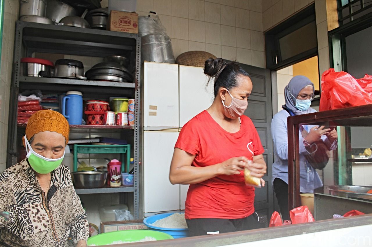 Nasi Uduk Bu Amah: Gurihnya Nasi Uduk Ayam Goreng yang Ludes Terjual 1 Jam