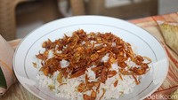 Racikan nasi uduk di sini bergaya Betawi. Satu porsinya dibanderol dengan harga Rp 20.000 saja. Aromanya wangi apalagi ditambah taburan bawang merah. Foto: detikcom/Riska Fitria
