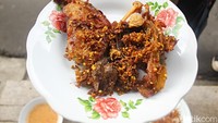 Tak banyak lauk yang ditawarkan di sini. Lauk utamanya hanya berupa ayam goreng bumbu ketumbar yang gurih banget. Satu potongnya dibanderol dengan harga Rp 25.000. Foto: detikcom/Riska Fitria