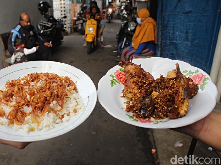 Gurihnya Nasi Uduk Bu Amah yang Ngumpet di Gang Sempit