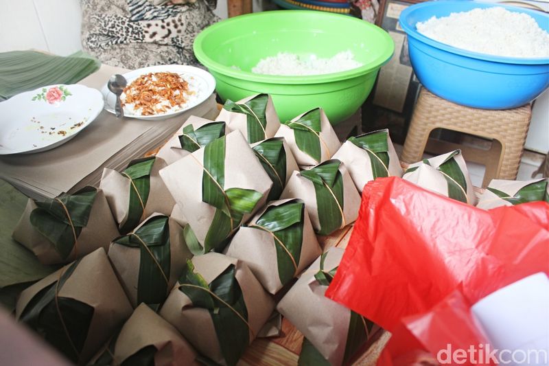 Nasi Uduk Bu Amah: Gurihnya Nasi Uduk Ayam Goreng yang Ludes Terjual 1 Jam