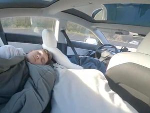 Duh! Niat Pamer Kecanggihan Tesla sambil Rebahan, Malah Banjir Hujatan