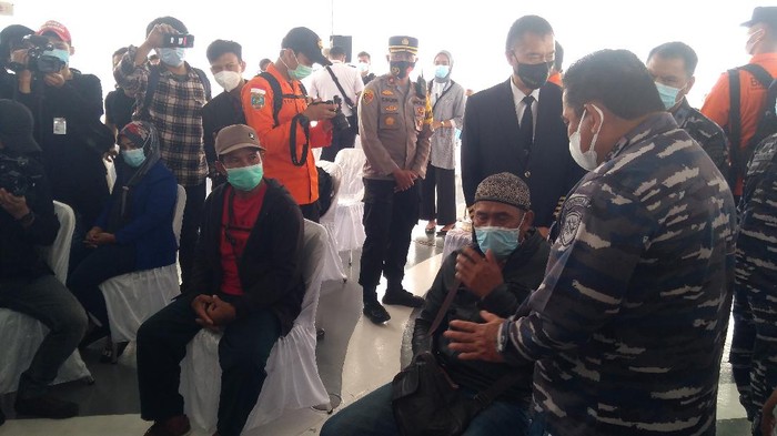 Pangkoarmada I Laksda TNI Abdul Rasyid Kacong menenangkan keluarga korban Sriwijaya Air SJ182