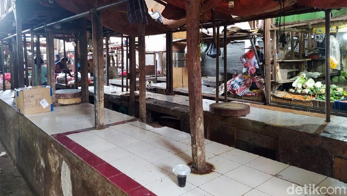 Pedagang daging sapi masih mogok jualan hari ini. Mogok dilakukan para pedagang terjadi sejak Rabu (20/1), berarti sudah 3 hari berturut-turut para pedagang daging sapi mangkir dari lapak jualannya. Setidaknya fakta tersebut ditemukan di 2 pasar yang ditemui detikcom di Pamulang dan Ciputat, Tangsel.