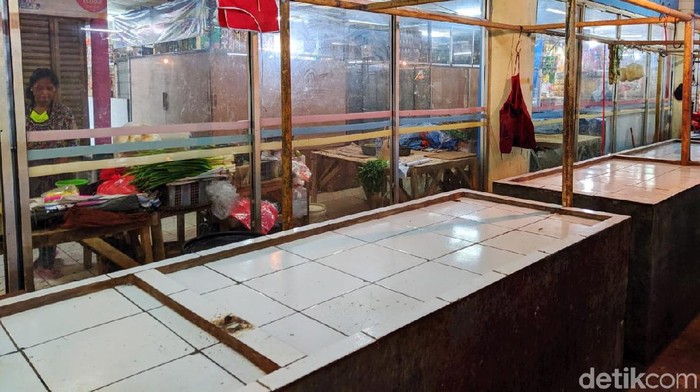 Pedagang Dagi Sapi Masih Mogok Dagang Pedagang daging sapi masih mogok jualan hari ini. Mogok dilakukan para pedagang terjadi sejak Rabu (20/1), berarti sudah 3 hari berturut-turut para pedagang daging sapi mangkir dari lapak jualannya. Setidaknya fakta tersebut ditemukan di 2 pasar yang ditemui detikcom di Pamulang dan Ciputat, Tangsel.