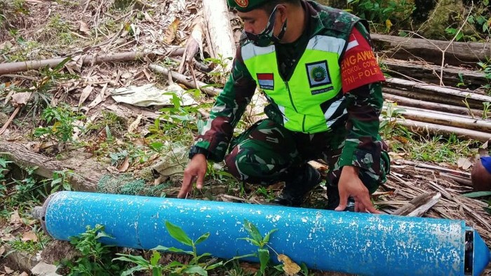 Benda mirip rudal dengan tulisan aksara China ditemukan warga Kecamatan Siantan Timur, Kepulauan Anambas. Benda mirip rudal itu sudah diamankan Lanal Tarempa.