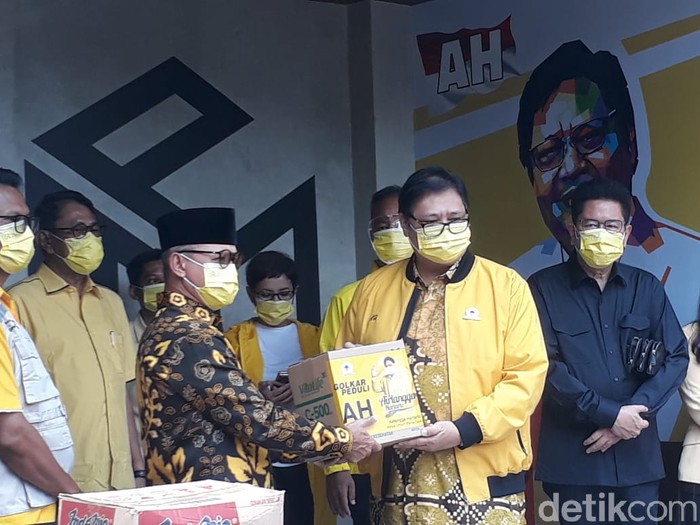 Penyerahan bantuan bencana alam Golkar di Studio Golkar, Jakarta