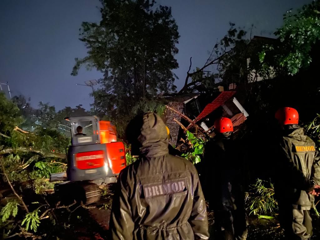 Personel Brimobda Sulut menangani longsor dan korban banjir di Manado (Twitter @ppidbrimobsulut)