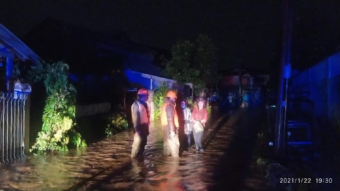 Personel Brimobda Sulut menangani longsor dan korban banjir di Manado (Twitter @ppidbrimobsulut)