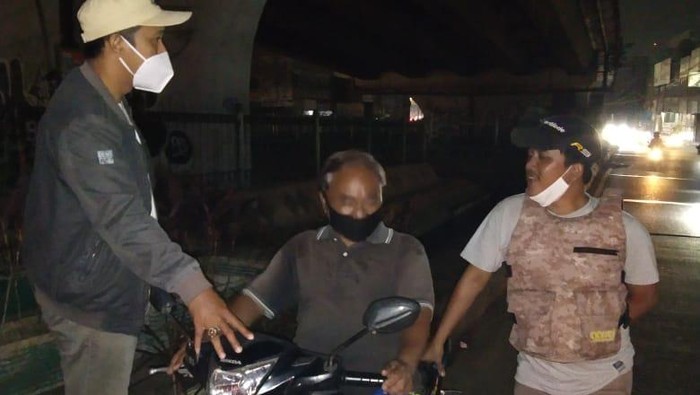 Petugas jaga malam pergoki penyampah di flyover Ciputat.