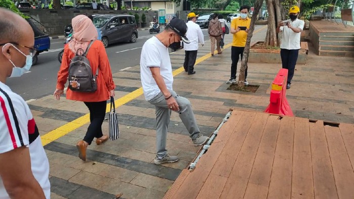 plt Wali Kota Jakarta Pusat Irwandi mengecek trotoar di KBB seberang Stasiun BNI City yang rusak.