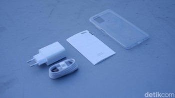 Aksesori yang disertakan meliput case silikon transparan, buku petunjuk, kabel USB Type A to C dan Charger 22,5W. Foto: Adi Fida Rahman/detikINET