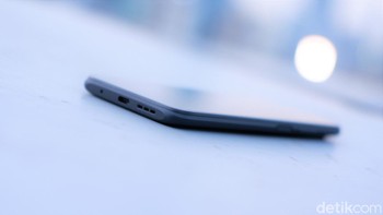 Sementara bagian bawahnya terdapat port USB Type C dengan speaker. Foto: Adi Fida Rahman/detikINET