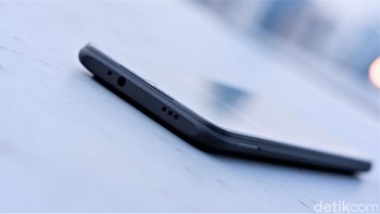 Bagian atas ada jack audio 3,5 mm dan IR Blaster. Foto: Adi Fida Rahman/detikINET