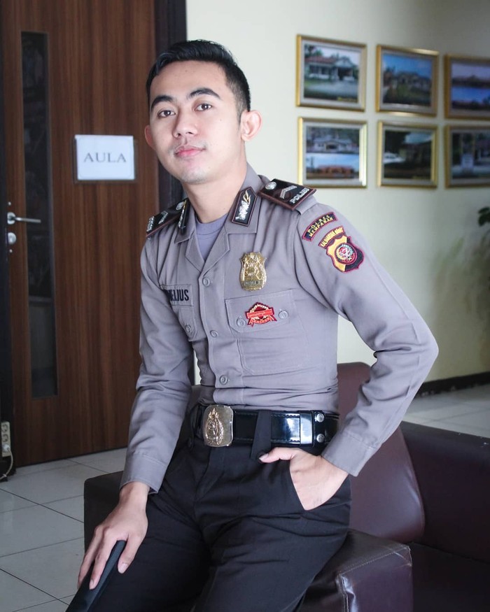 Polisi Ganteng yang Doyan Banget Jajan Boba