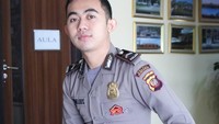 Wajah Chornelius atau akrab disapa Lius belakangan ini sering bolak-balik di akun tiktok. Pria yang berprofesi sebagai polisi ini semakin hits karena parasnya yang tampan. Foto: instagram @liuschornel