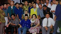 Potret Sri Sultan Hamengku Buwono X, KH Abdurrahman Wahid, Megawati Soekarnoputri, dan Amien Rais dalam Deklarasi Ciganjur, November 1998. (Foto repro buku Gerak dan Langkah)  