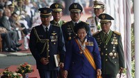 Megawati Soekarnoputri bersama panglima TNI dan Kelapa Staf TNI setelah memberikan pidato pada perayaan HUT ke-59 Tentara Nasional Indonesia, 5 Oktober 2004, di Pangkalan Udara Halim, Jakarta. (Dimas Ardian/Getty Images)  