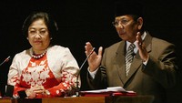 Dalam pemilihan presiden langsung 2004, Megawati berpasangan dengan Hasyim Muzadi, namun kalah dari pasangan SBY-JK. (Dimas Ardian/Getty Images)  