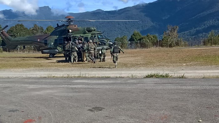 Prajurit TNI dievakuasi ke Timika untuk mendapat perawatan usai ditembak KKB (dok Kogabwilhan III)
