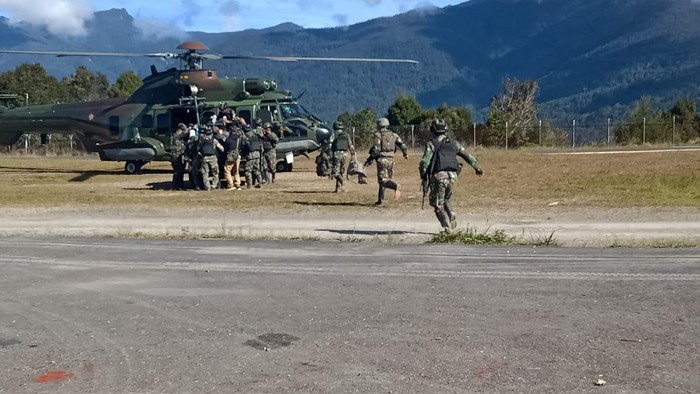Prajurit TNI personel Yonif Raider 400/Banteng Raiders dievakuasi ke Timika untuk mendapat perawatan usai ditembak KKB (dok Kogabwilhan III)
