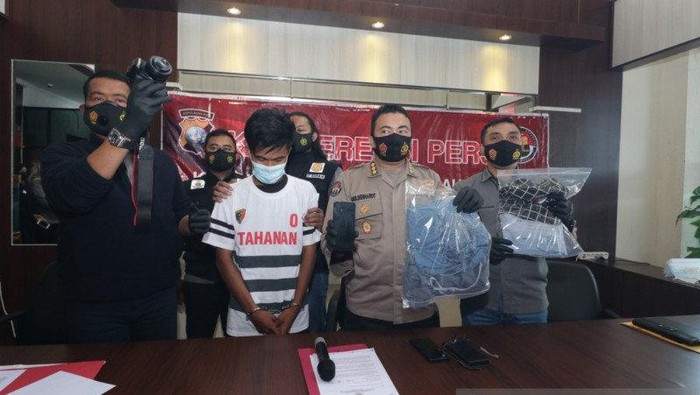 Rahadi Saputra ditangkap Polda Kepri atas dugaan pencabulan 10 wanita di bawah umur. Dua korban disebut hamil. (Foto Antara)
